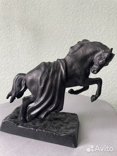 Чугунная статуэтка конь с попоной