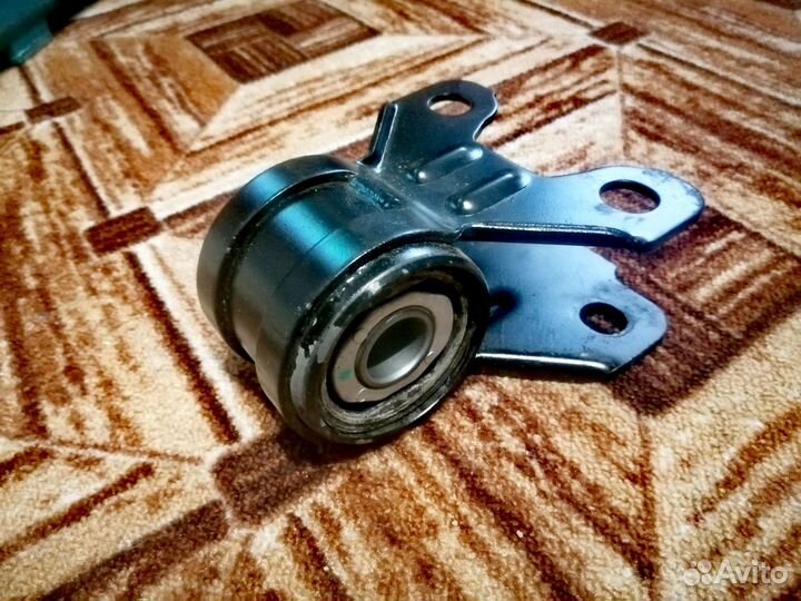 Задние сайлентблок переднего рычага Mazda 3 bl
