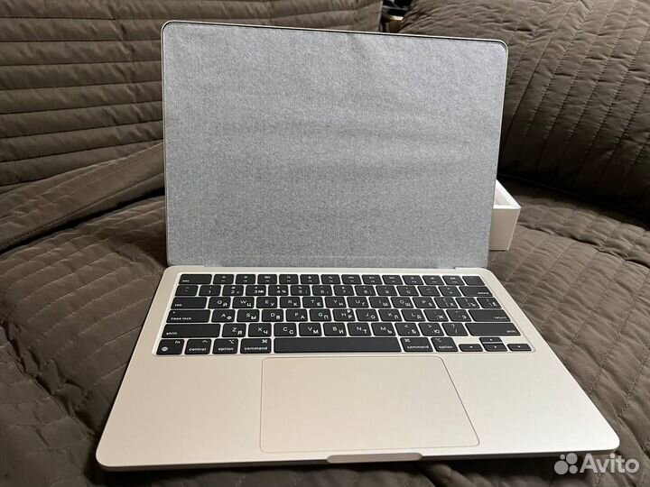 Apple MacBook Air 13,6