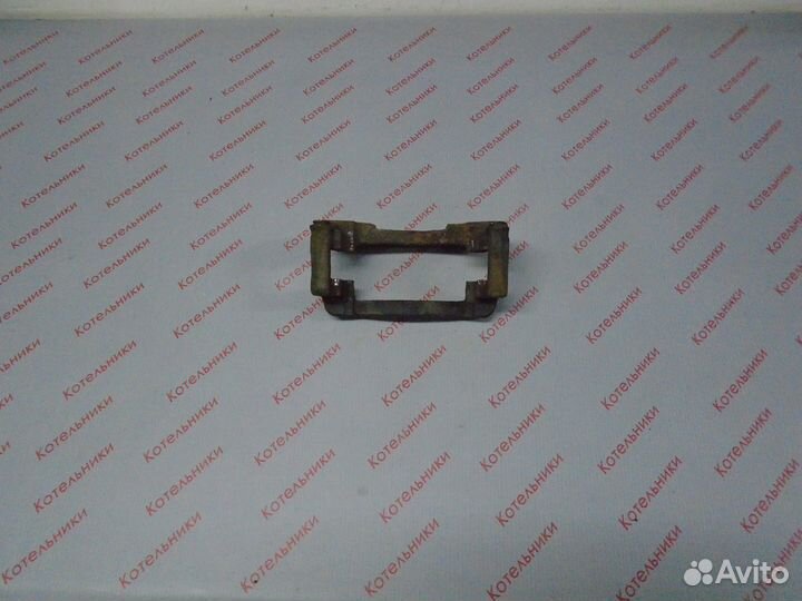 Nissan 41010-4M510 Скоба тормозного суппорта перед