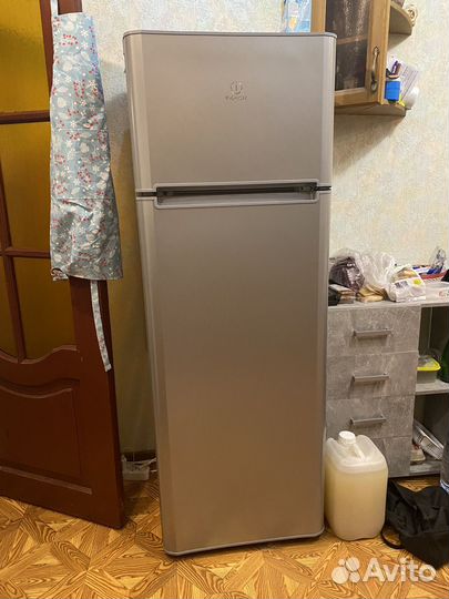 Двухкамерный холодильник Indesit TIA 16 S