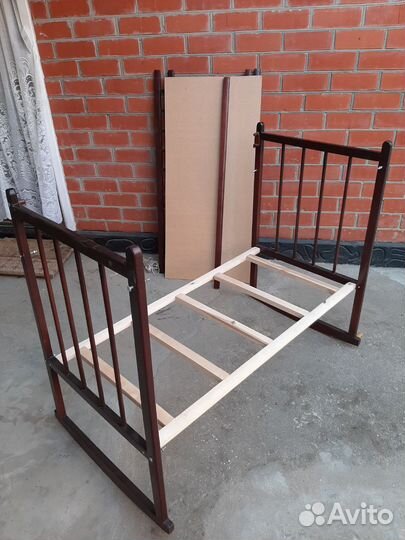Кроватка детская с матрасом и маятником