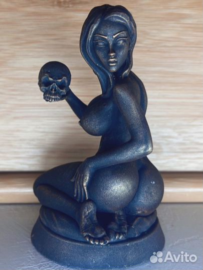 Фигурка статуэтка девушка ню череп