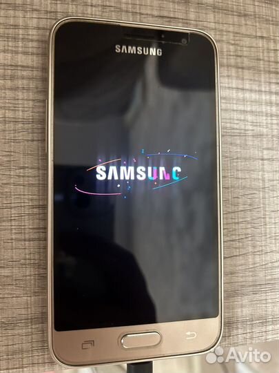 Телефон Samsung Galaxy J1