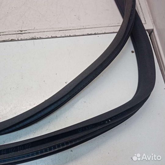 Уплотнитель двери задней правой Mercedes-Benz W251
