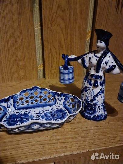 Статуэтка девушка с коромыслом на подставке