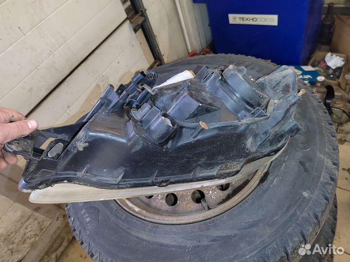 Фара передняя правая Mitsubishi Lancer Cedia CS2A