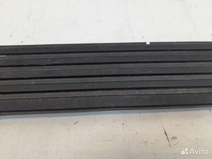 Накладка подножки правая Toyota Land Cruiser 200