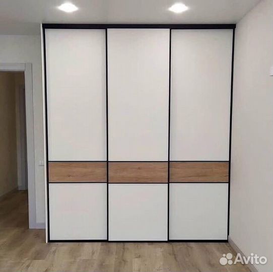 Книжный шкаф