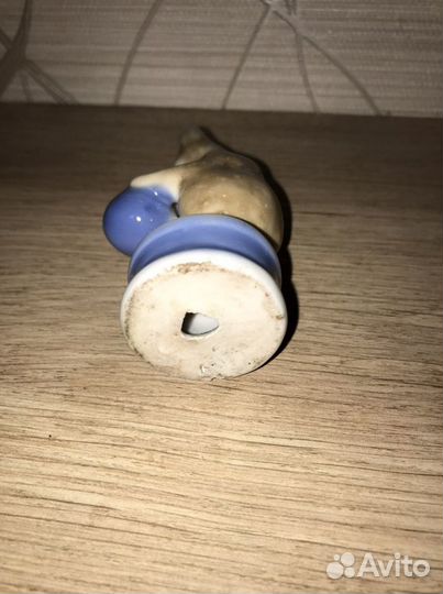 Статуэтка мишка с мячом На тумбе