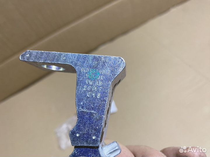 Петля двери Volkswagen Jetta 6 8K0831402S Новая