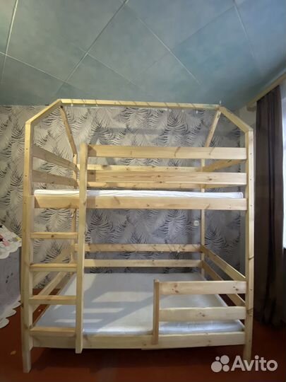 Двухъярусная кровать домик