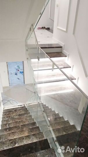 Стеклянные ограждения для лестниц и душевых