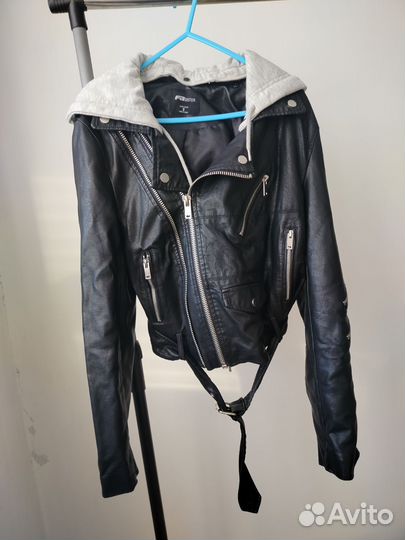 Кожаная куртка косуха с капюшоном
