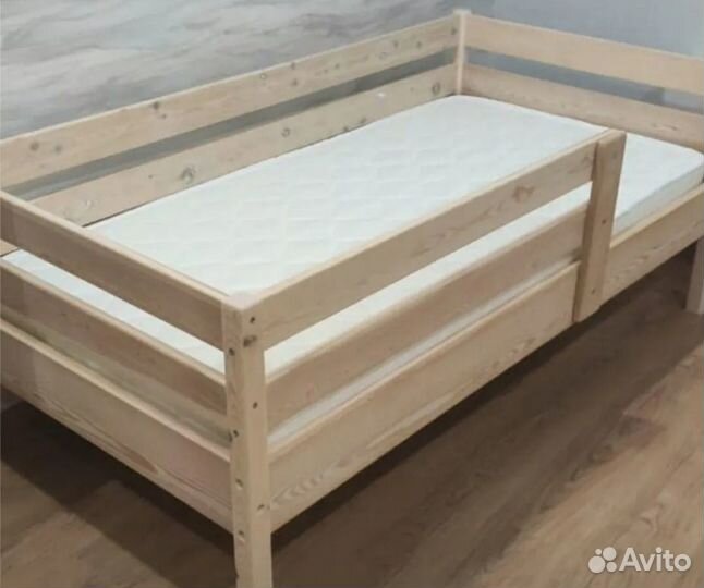 Детская кровать с бортом и матрасом