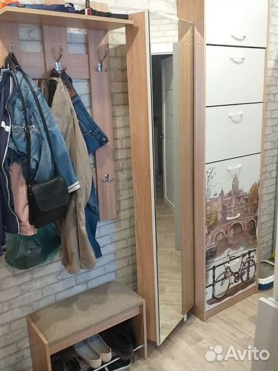 Вешалка и пуфик в прихожую