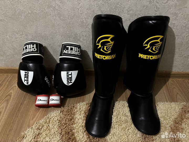 Боксерские перчатки, бинты и защита на ноги