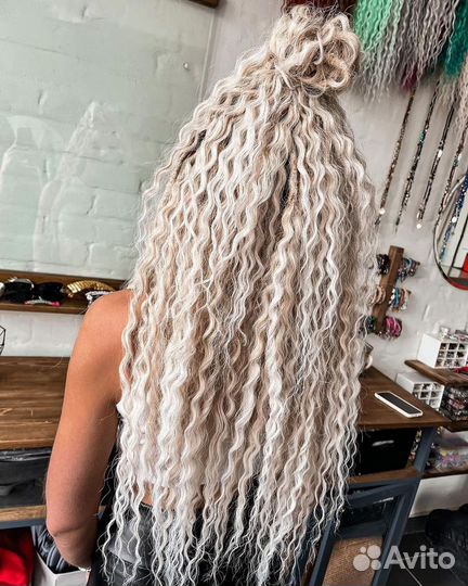 Модель на афрокудри