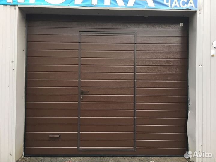 Гаражные секционные ворота для автомойки