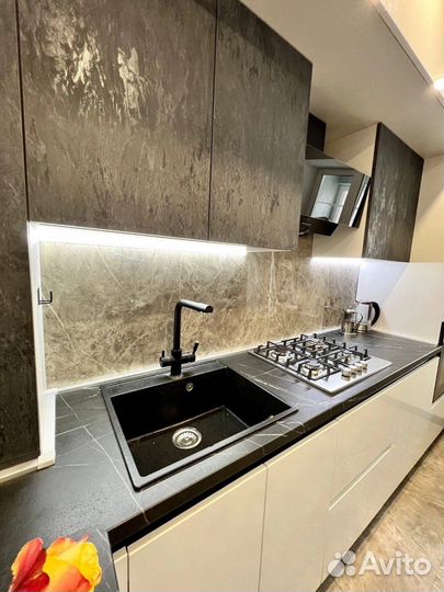 Угловая кухня под потолок на заказ