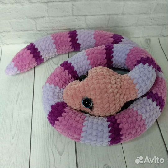 Змейка игрушка вязаная