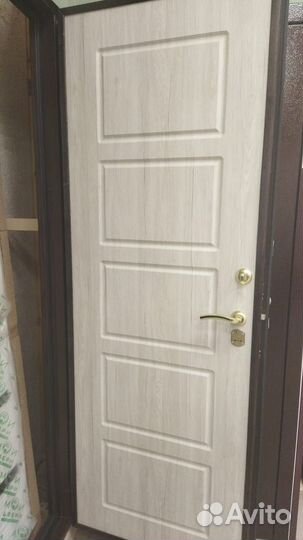 Металлические двери с витрины