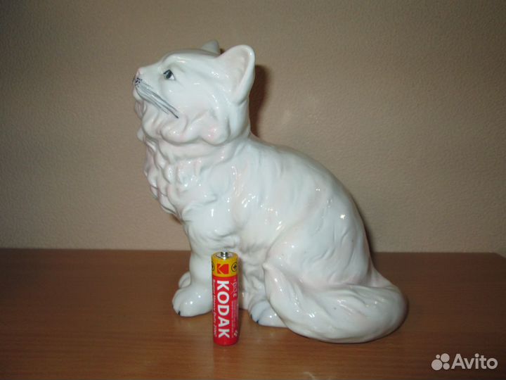 Фарфоровая статуэтка кот