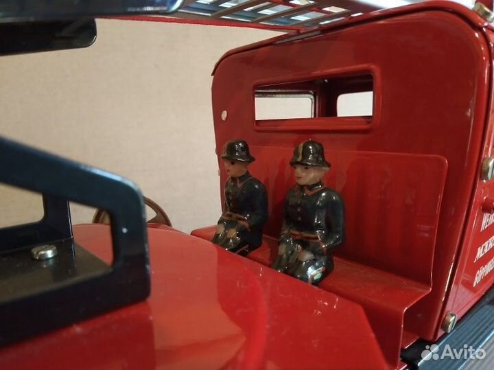 Игрушка заводная пожарная машина. Marklin