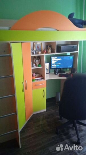 Кровать, стол, шкаф