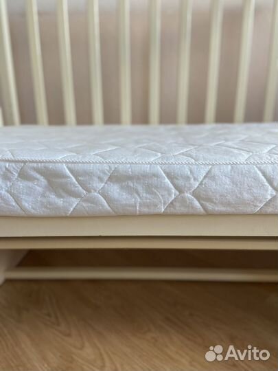 Детская кроватка с маятником