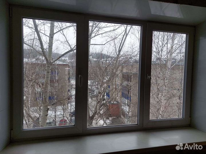 Дверь, зеркало, вешалка,тумбочка