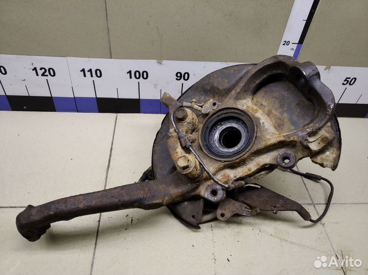 Кулак поворотный передний левый Land Cruiser (100)