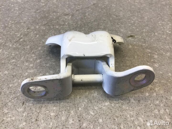 Петля двери задней правой верхняя Ssang Yong Kyron