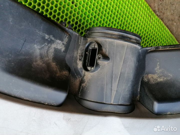 Воздухозаборник двигателя на бмв 7 E66 2001-2008