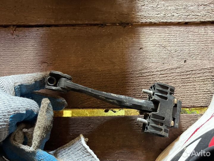 Ограничитель двери передней opel astra h