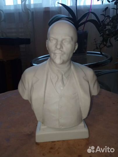 Бюст Ленин Бисквит (фарфор) высота 18 см