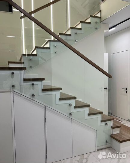 Лестница со стеклянным ограждением С-210