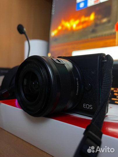 Беззеркальная камера Canon EOS M200