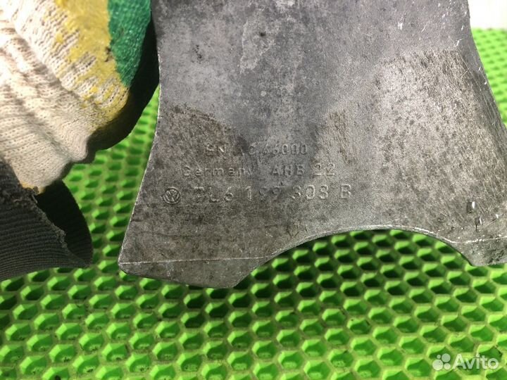 Кронштейн двигателя правый R Audi Q7 4L