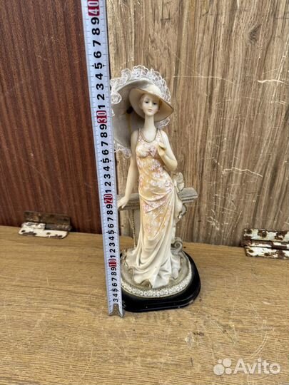 Кукла женщина с зонтом пластик