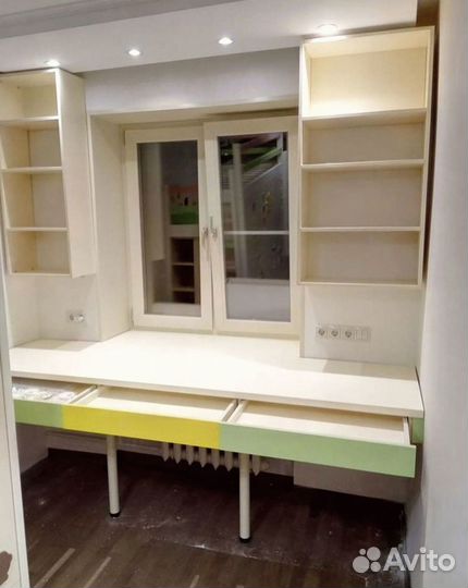 Детская рабочая зона у окна для двоих арти 8