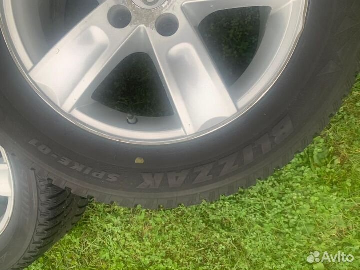 Bridgestone Blizzak Spike-01 215/60 R16 95T