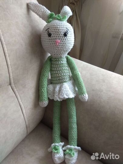 Вязаная игрушка заяц