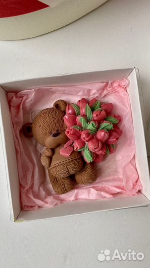 Шоколадный мишка с букетом