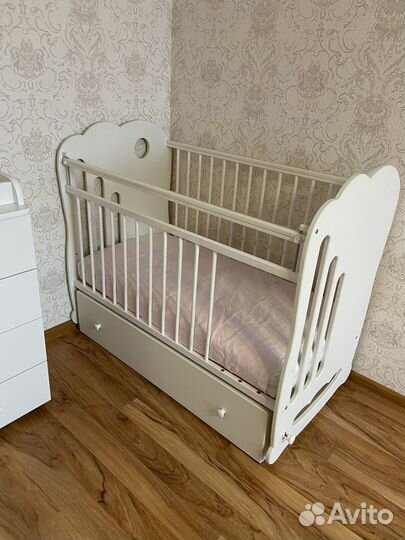 Детская кроватка с маятником и ящиком + комод