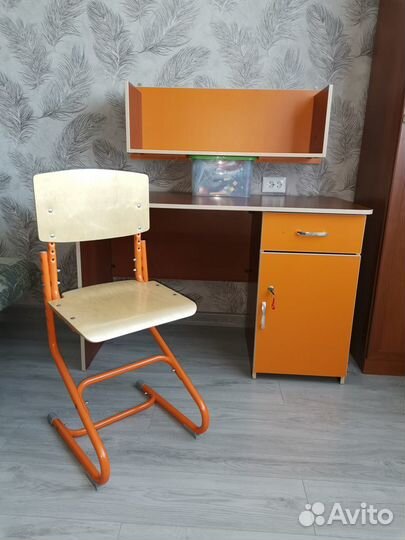 Стол письменный школьный с полкой и стулом