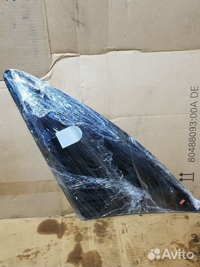 Стекло багажного отсека левое (форточка) 878103J07