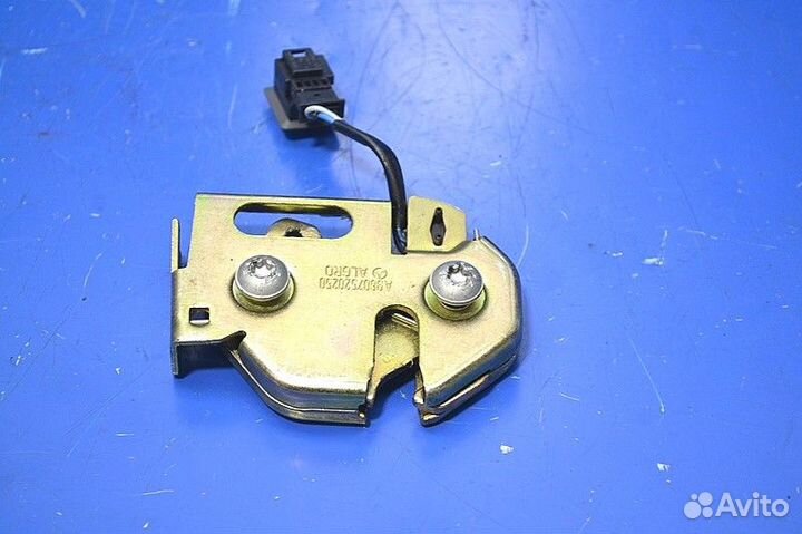 Замок люка бокового ящика кабины, левый mercedes-b