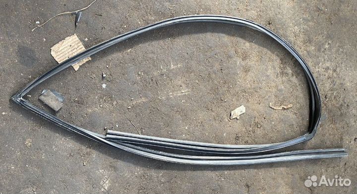 Уплотнитель двери передней левой Mitsubishi Lancer