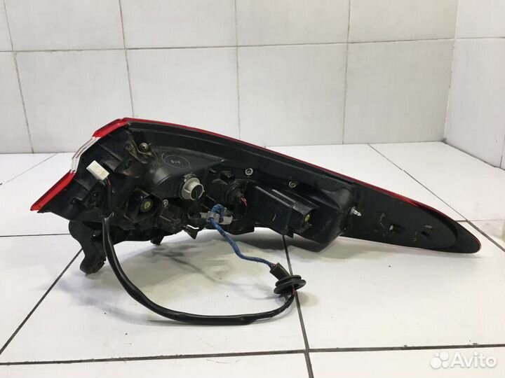 Фонарь задний наружный левый Toyota Camry XV70 70